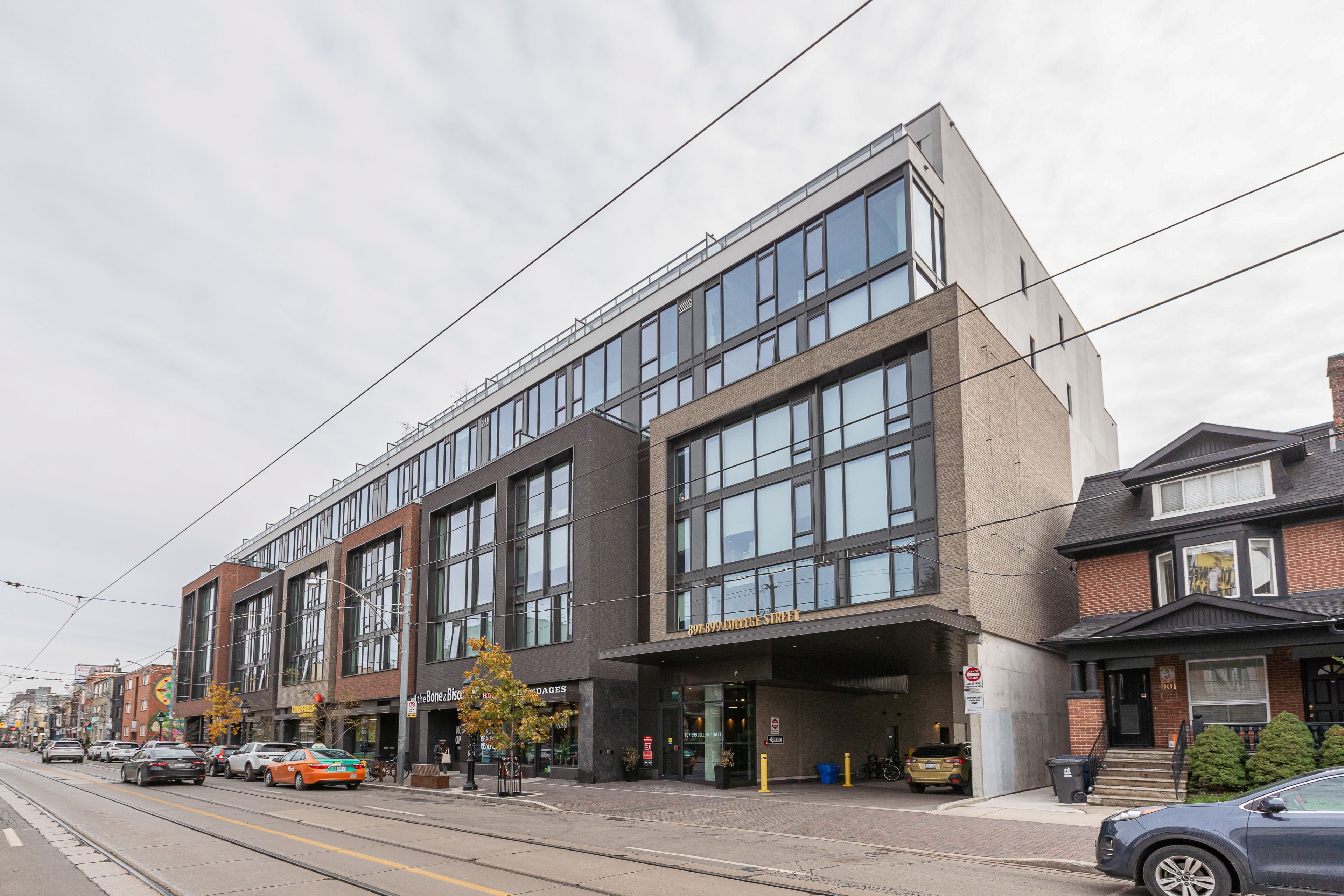 897 College St W 415