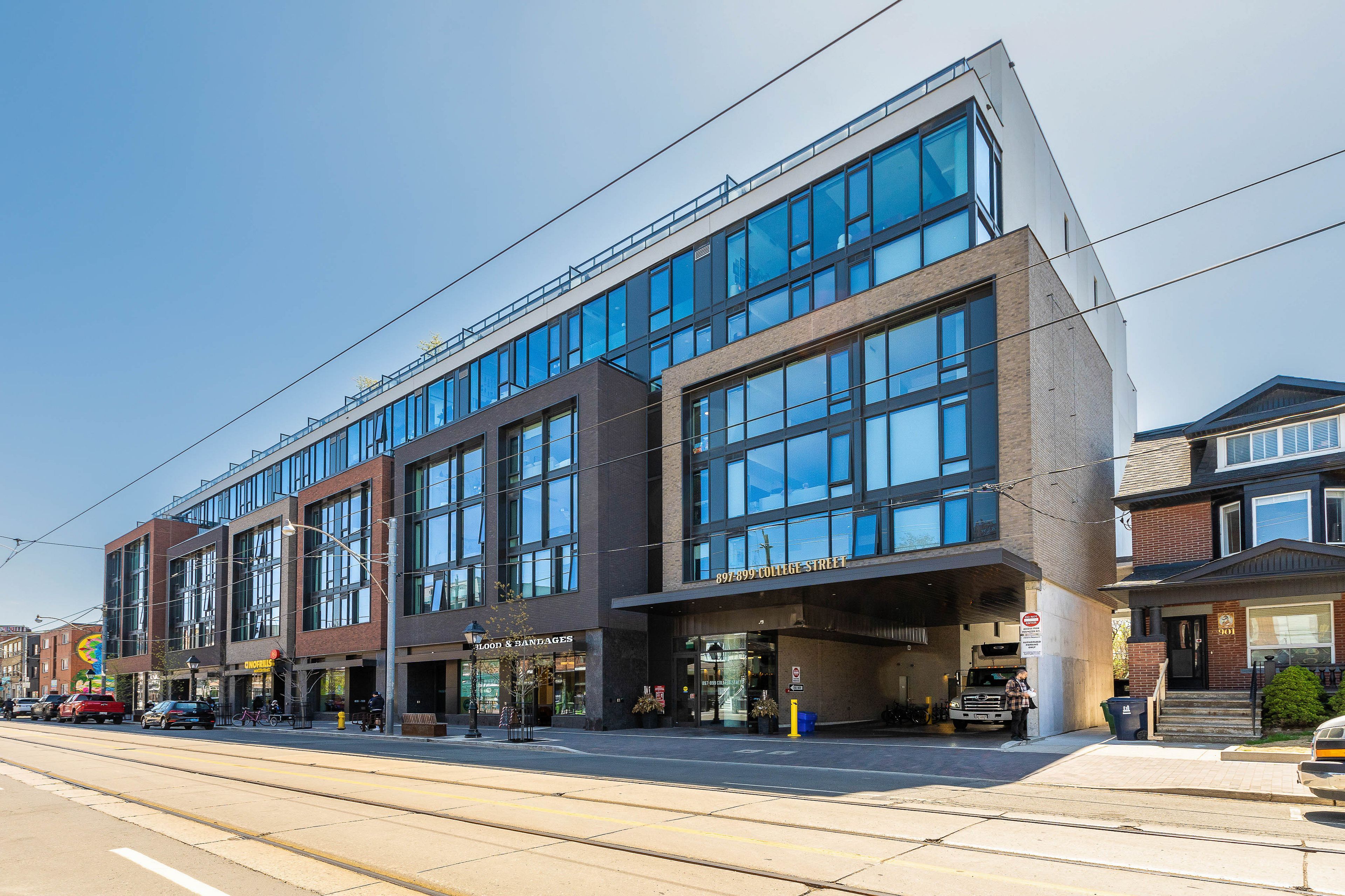 897 College St W 411