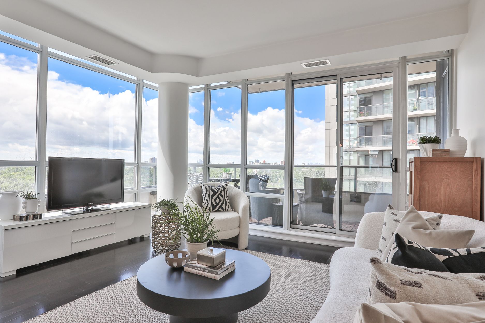 500 St Clair Ave W 701