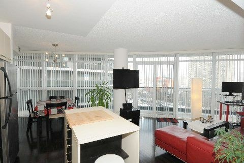 21 Carlton St 1107
