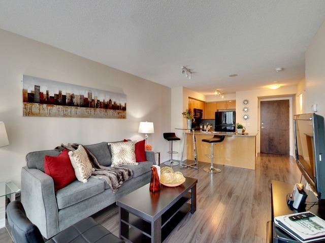 16 Yonge St 1004