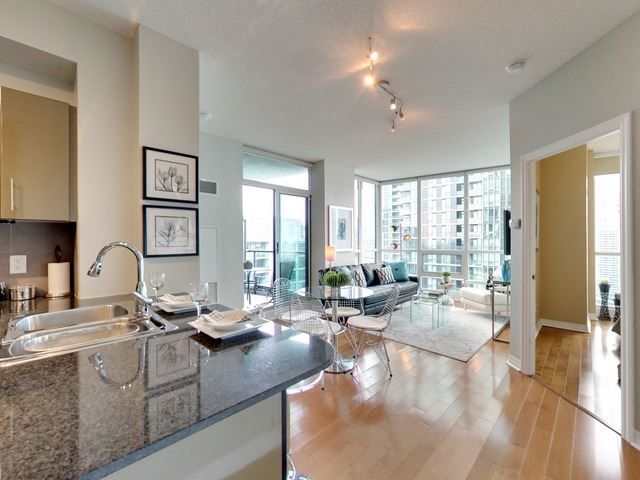 16 Yonge St 3001