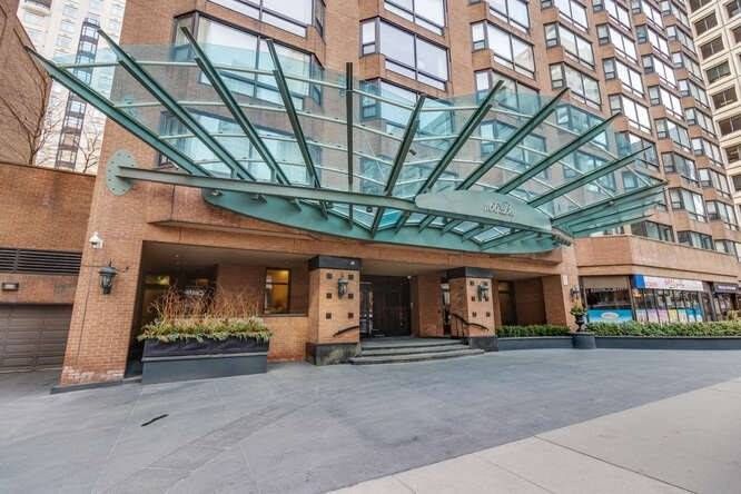 1166 Bay St 1805