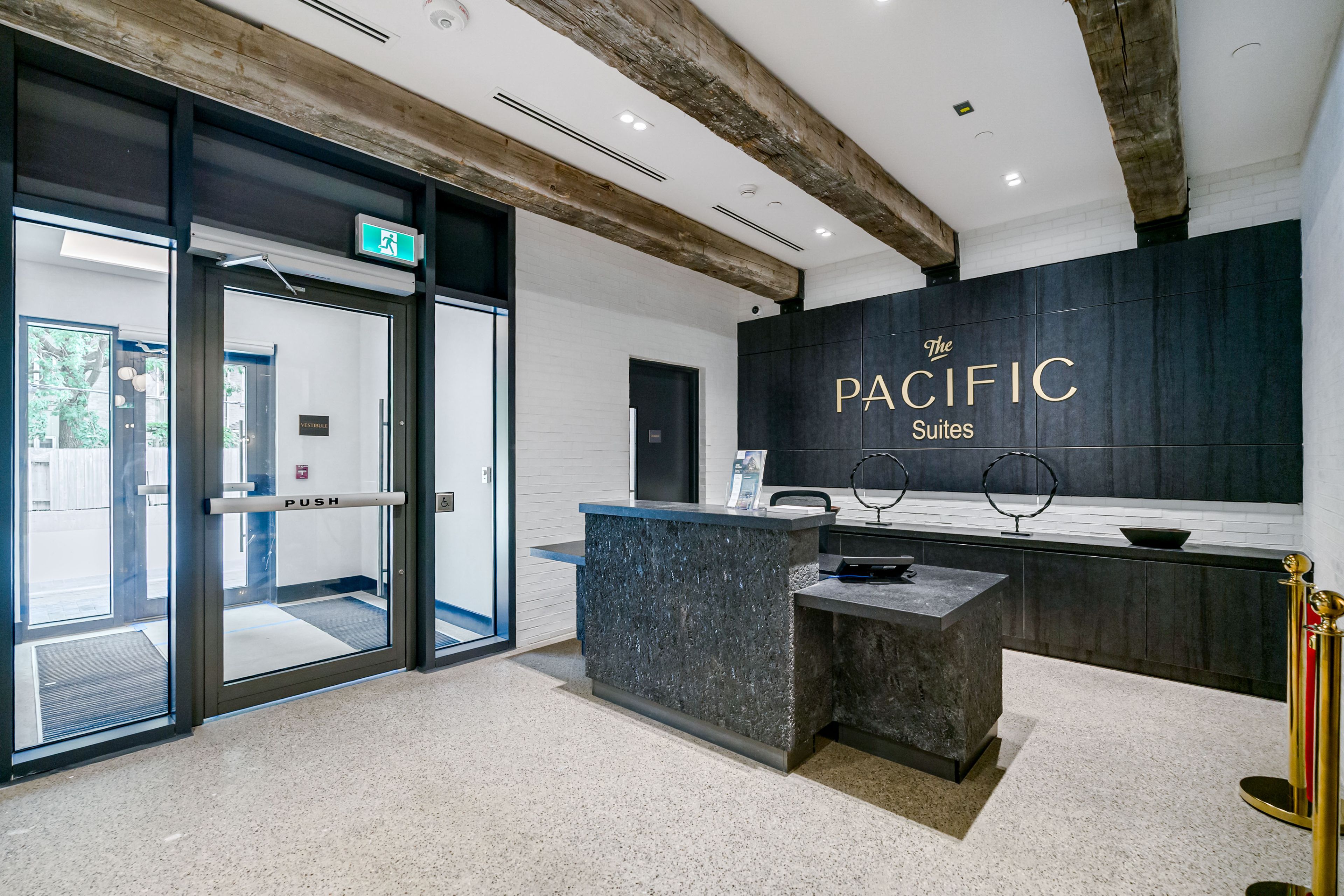 2946 Dundas Street W 408, Toronto, ON M6P 1Y8 — photograph 2